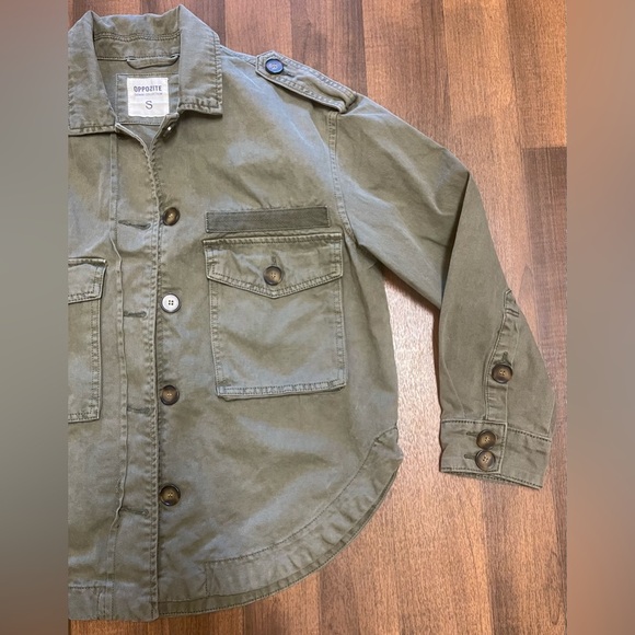 OPPOSITE
Green Utility Jacket with Epaulettes and Collared Neckline - Picture 5 of 9